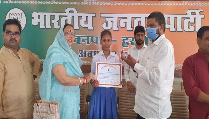 हरदोई: नमो प्रश्नोत्तरी के प्रतियोगियों को अध्यक्ष ने दिया प्रशस्ति पत्र