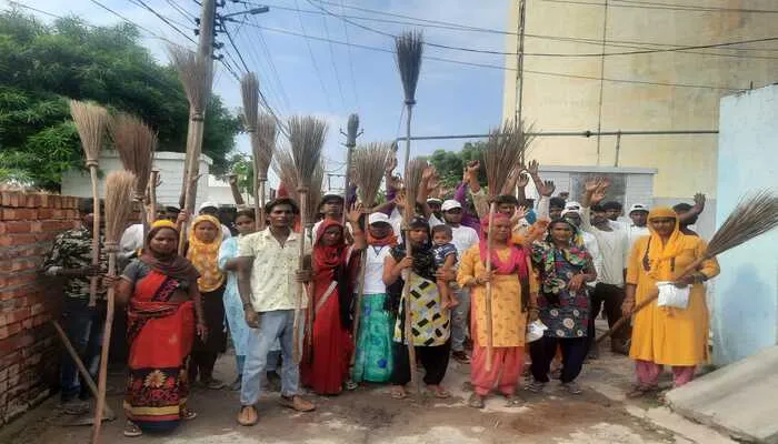 हरदोई: ईओ की अभद्रता से नाराज सफाई कर्मचारियों ने किया विरोध प्रदर्शन