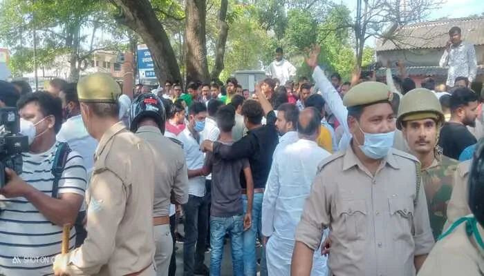 लखनऊ: राहुल गांधी के पहुंचने से पहले कांग्रेस कार्यकर्ताओं का एयरपोर्ट पर कूच