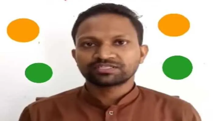 सीएचसी में चोरी करते पकड़ा गया युवक, आरोपी की सपा के नेताओं के साथ फोटो वायरल