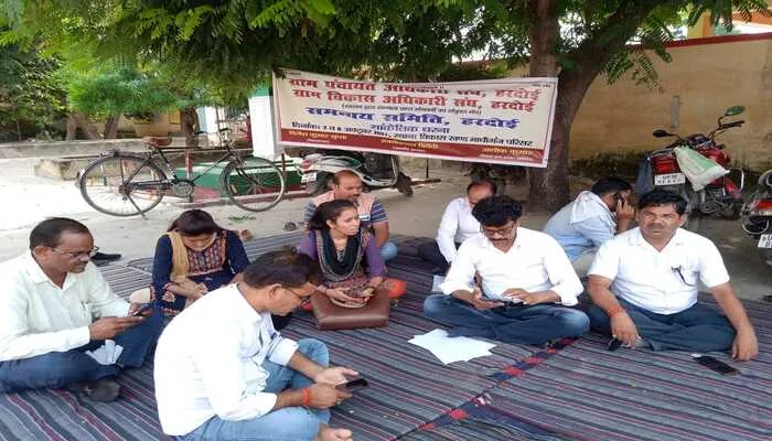 हरदोई: ग्राम पंचायत सचिवों ने दूसरे दिन भी किया प्रदर्शन