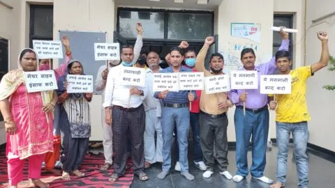 हल्द्वानी: तख्तियां लेकर बैठे सफाई कर्मचारियों ने मेयर से मांगा इंसाफ