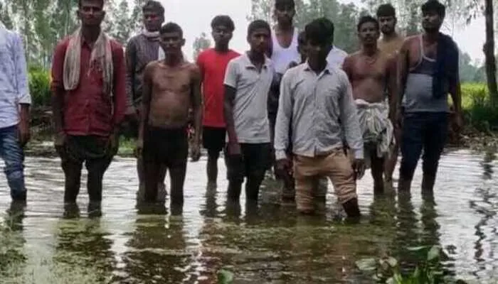 बाराबंकी: खेत में पानी भरने से फसल हुई बर्बाद, किसानों ने डीएम से की यह मांग…