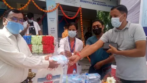 हल्द्वानी: जेनेरिक दवाओं की मुफ्त किट पाकर खिले बुजुर्गों के चेहरे