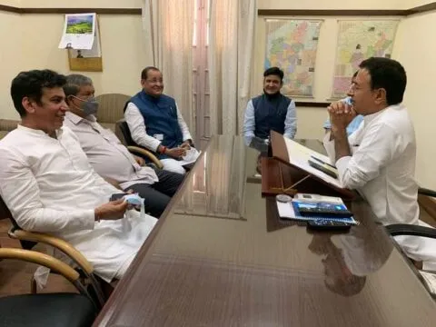 उत्तराखंड में भाजपा को लगा दोहरा झटका, मंत्री यशपाल आर्य बेटे संजीव के साथ कांग्रेस में शामिल
