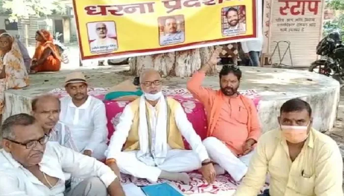 रायबरेली: लाखों की दवा जलाने पर शुरू हुआ विरोध प्रदर्शन