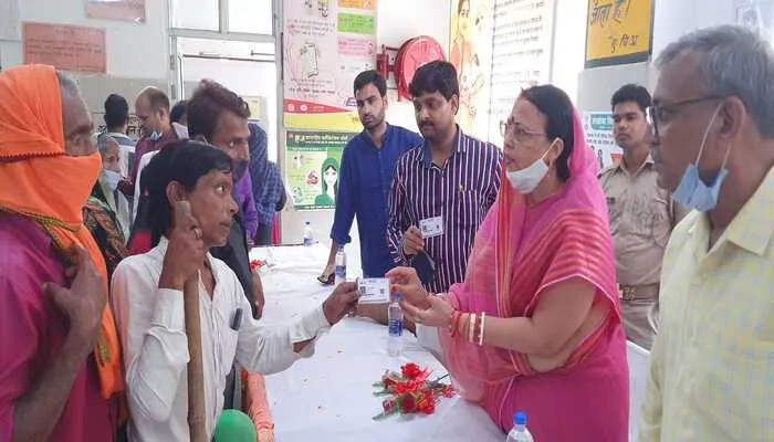 हरदोई: जिला पंचायत अध्यक्ष प्रेमवती ने वितरित किया आयुष्मान कार्ड