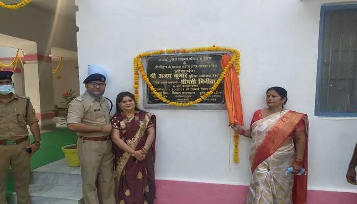 पुलिस अधीक्षक ने पत्नी के साथ किया पुलिस लाइन की  बैरक नं.1 का लोकार्पण