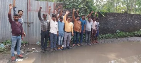 हल्द्वानी: लीकेज लाइन से सड़क पर बह रहा पानी, जल संस्थान के बेपरवाह अधिकारियों के खिलाफ प्रदर्शन