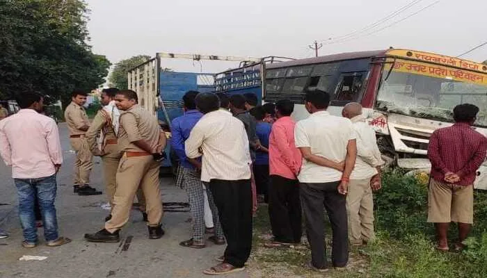 अमेठी: रोडवेज बस ने बाइक सवारों को मारी टक्कर, दो की मौत