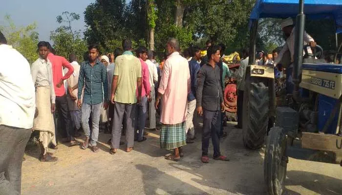 सीतापुर: ओवरटेक करने के चक्कर में पलटी ट्रैक्टर-ट्राली, चालकों की हुई मौत