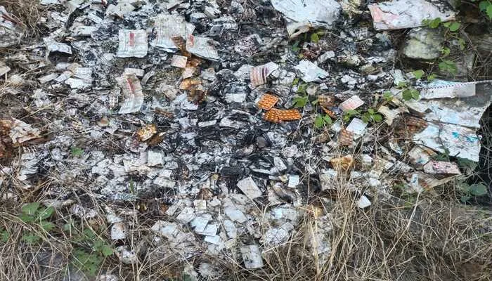 अमेठी: सरकारी अस्पताल में जलाई गई लाखों की दवाइयां, पल्ला झाड़ रहे जिम्मेदार