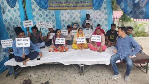 हल्द्वानी: महिला सफाई कर्मी बैठीं अनशन पर, नगर निगम के अधिकारियों के खिलाफ लगाए नारे
