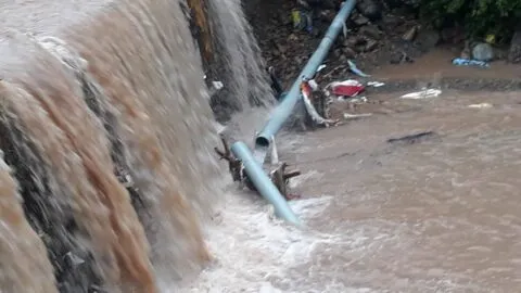 हल्द्वानी: फिर टूट गई जल संस्थान की जुगाड़ वाली पेयजल लाइन, बरसात में पेयजल को तरसे लोग