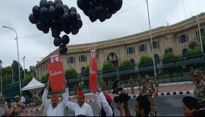 विधानसभा विशेष सत्र शुरू होने से पहले सरकार के खिलाफ कांग्रेस और सपा ने किया प्रदर्शन