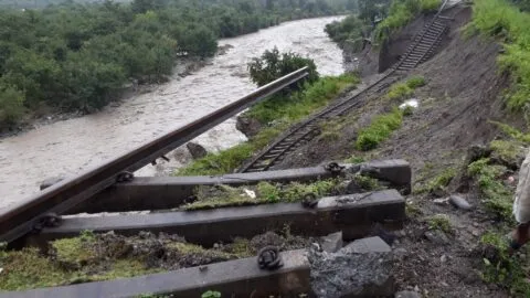 काठगोदाम रेलवे स्टेशन के पास 100 मीटर पटरी गौला नदी में समाई, ट्रेनों का संचालन ठप