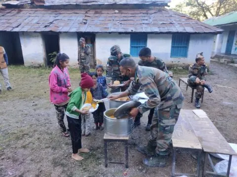 हल्द्वानी: आपदा में देवदूत बने डोगरा रेजीमेंट के 100 जवान, खैरना से कैंची धाम की दूरी पैदल तयकर बांटी मदद