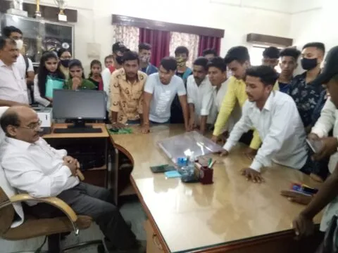 हल्द्वानी: एमबीपीजी कॉलेज में छात्रों का हंगामा, प्राचार्य बोले- मैं छुट्टी चला जाता हूं… देखें Video