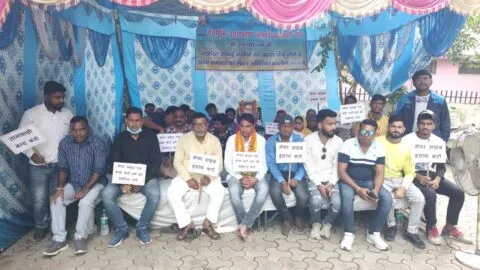 हल्द्वानी: सफाई कर्मचारियों का आमरण अनशन शुरू, बहाली की मांग के गूंजे नारे
