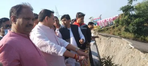 हल्द्वानी: गौला पुल पहुंचे मुख्यमंत्री पुष्कर सिंह धामी, बोले- युद्धस्तर पर हो रहा काम, जल्द शुरू होगा यातायात