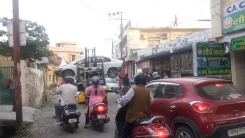 हल्द्वानी: आगे पुलिस की गाड़ी चलती रही, पीछे रेंग रेंगकर चलने को मजबूर हुए वाहन सवार… देखें Video
