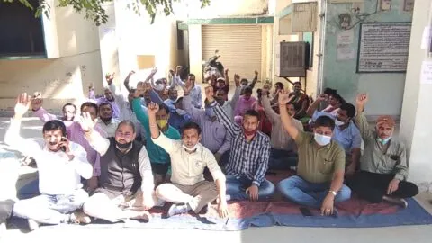 हल्द्वानी: दूसरे दिन भी धरने पर बैठे पेयजल निगम के अधिकारी- कर्मचारी, बनाई रणनीति