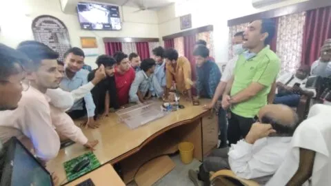 एमबीपीजी कॉलेज में छात्रों ने प्राचार्य को घेरा, कट ऑफ लिस्ट कम करने की मांग.. देखें वीडियो
