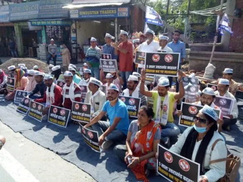 हल्द्वानी: सड़क पर बैठे आप कार्यकर्ता, कांग्रेस हटाओ उत्तराखंड बचाओ के लगाए नारे… देखें वीडियो
