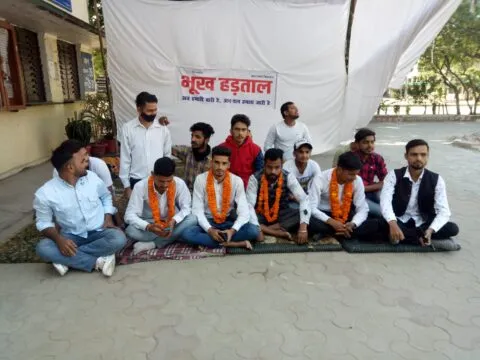 हल्द्वानी: मांगों पर नहीं हुई सुनवाई तो एमबीपीजी कॉलेज में भूख हड़ताल पर बैठे छात्रनेता