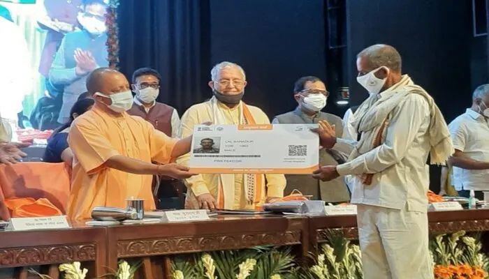 सीएम योगी ने वितरित किए आयुष्मान कार्ड, बोले- बड़ी आबादी कॉरपोरेट अस्पताल में करा सकेगी इलाज