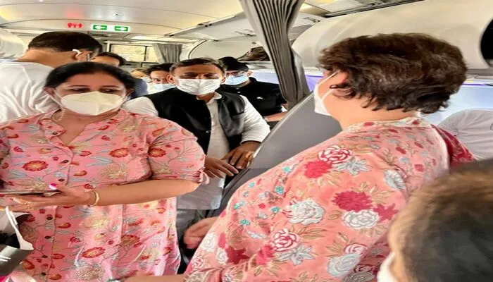 अखिलेश-प्रियंका फ्लाइट में आए आमने-सामने, फोटो हुई वायरल