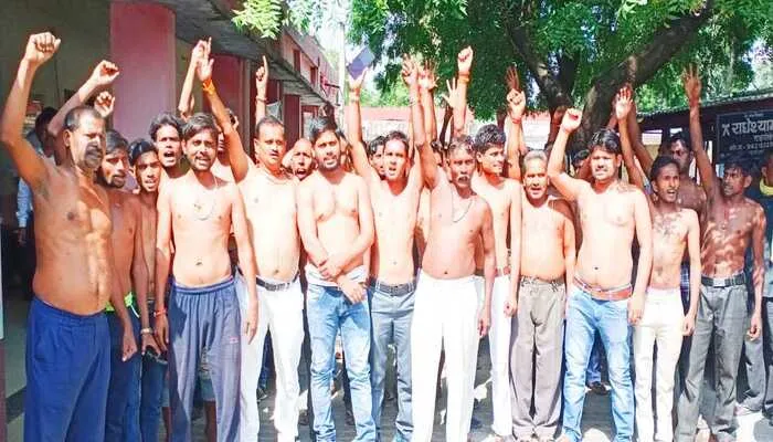 रायबरेली: बदहाल सड़क के विरोध में ग्रामीणों ने किया अर्धनग्न प्रदर्शन