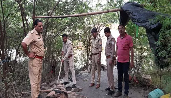उन्नाव: आबकारी विभाग और बिहार पुलिस ने की संयुक्त कार्रवाई, बरामद की 15 लीटर अवैध शराब