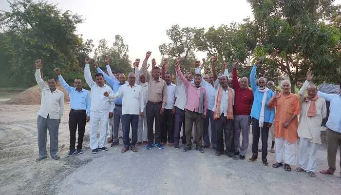 रायबरेली: टूटी पुलिया और पेड़ गिरने से आवागमन बाधित, ग्रामीणों में दिखा आक्रोश