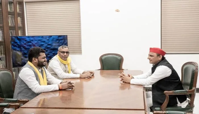 ओपी राजभर ने अखिलेश यादव से मिलाया हाथ, ट्वीट कर बीजेपी पर साधा निशाना