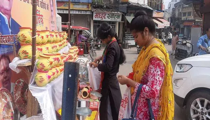 अयोध्या:  बाजारों में लौटी रौनक, करवा चौथ पर चल रहे लुभावने ऑफर