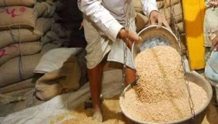 हरदोई: जांच में खामियां मिलने पर कोटेदार पर हुई कार्रवाई, काटा गया चालान