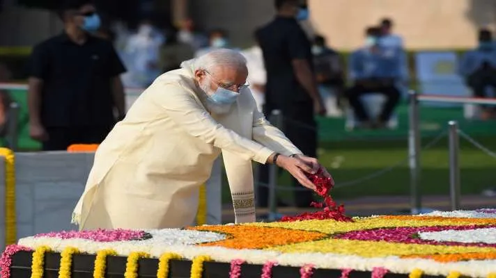पीएम मोदी ने राजघाट जाकर दी महात्मा गांधी को श्रद्धांजलि