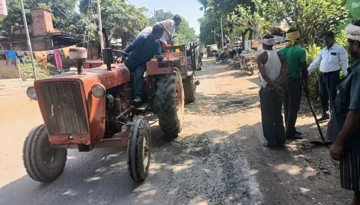 रायबरेली: घटिया पैचिंग कार्य का ग्रामीणों ने किया विरोध, जानें पूरा मामला…