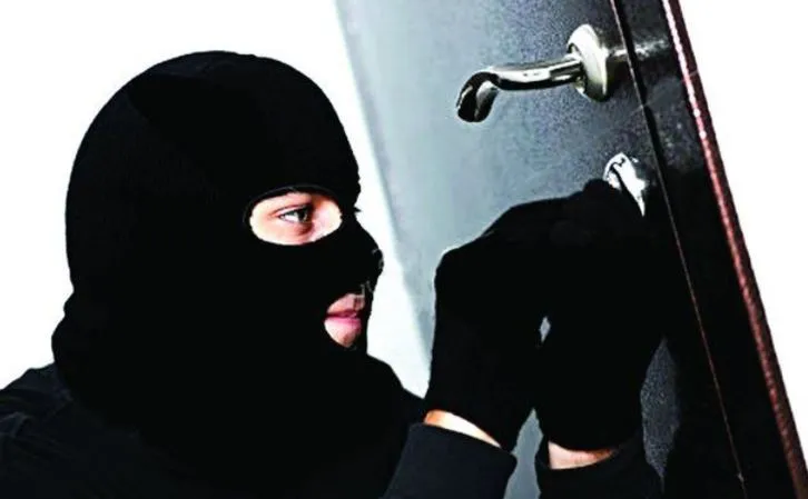 मकान मालकिन बताकर घर में आराम से रह रही महिला बाद में निकली चोर