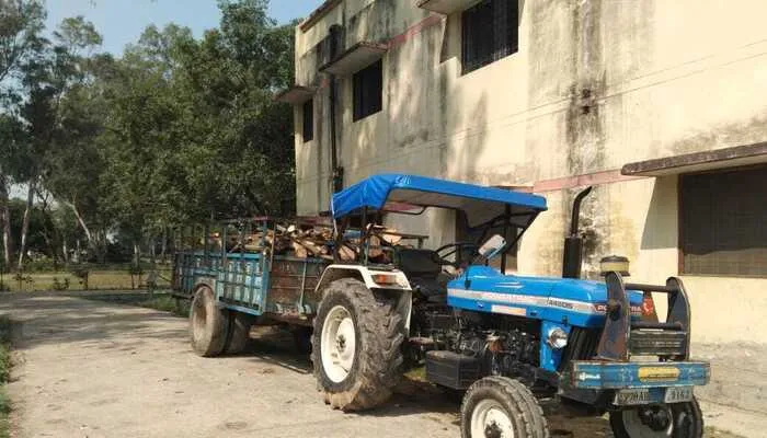 हरदोई: लकड़ी से भरा ट्रैक्टर ट्राली हुआ बरामद, ग्रामीणों ने सरकार पर उठाया सवाल