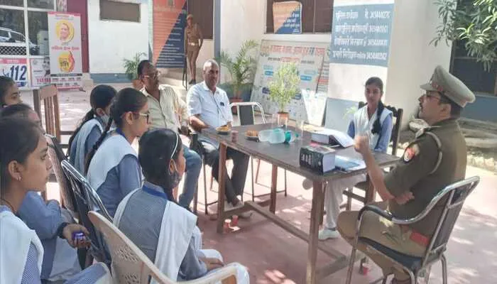 हरदोई: एक दिन के लिए इंटर की छात्रा बनी थाना प्रभारी, जानें पूरा मामला…