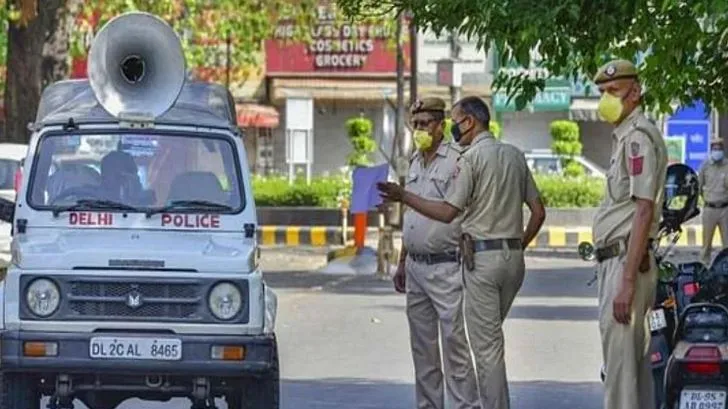 दिल्ली पुलिस और बदमाशों के बीच मुठभेड़, एक अपराधी ढेर, दो पुलिसकर्मी घायल