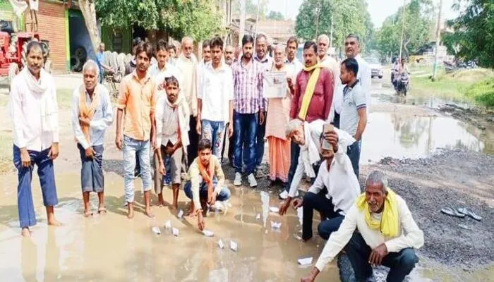 रायबरेली: सड़क निर्माण को लेकर अनशनकारी बाबा के नेतृत्व में चल रहा धरना