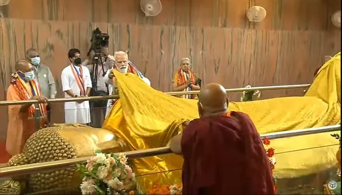 कुशीनगर को एयरपोर्ट की सौगात देकर अब महापरिनिर्वाण मंदिर पहुंचे पीएम मोदी