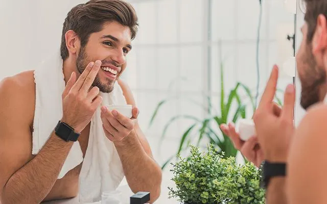 Mens Skincare: अगर आप लंबे समय तक दिखना चाहते हैं यंग तो रखें इन बातों का खास ध्यान