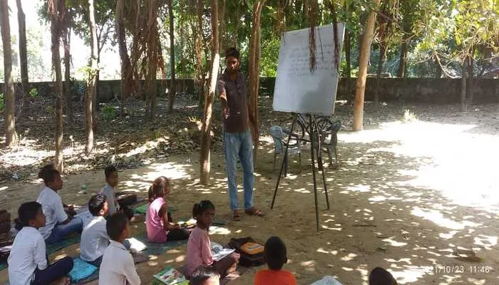 बाराबंकी: पेड़ के नीचे संचालित हो रहा विद्यालय, खुले आसमान के नीचे पढ़ने को मजबूर बच्चे