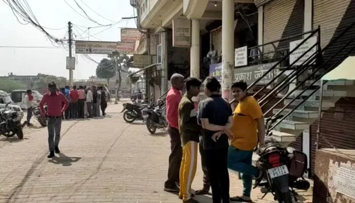 लखनऊ: साहू मार्केट में अधेड़ ने लगाई फांसी, मार्केट के मालिक पर लगा उकसाने का आरोप