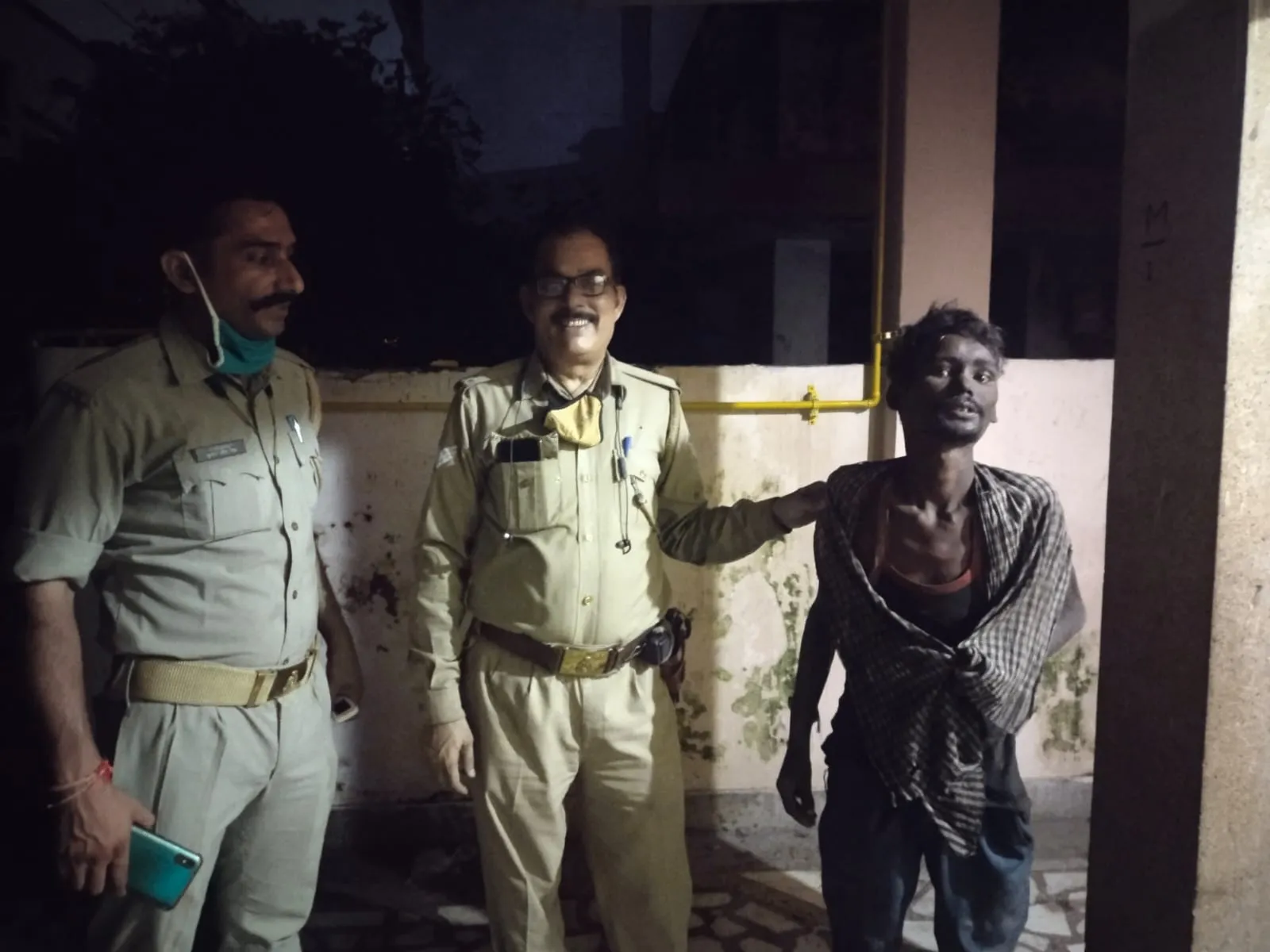 बरेली: पीआरवी के जवानों ने पुराने खंडहर मकान में फंसे युवक को बाहर निकाला