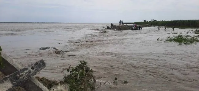रामपुर: बाढ़ के पानी से कटा रवन्ना गांव का बांध